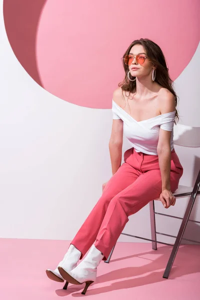Chica Atractiva Gafas Sol Sentado Silla Blanco Rosa — Foto de Stock