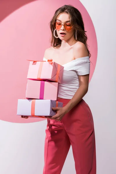 Здивована Жінка Сонцезахисних Окулярах Тримає Подарунки Рожевому Білому — стокове фото