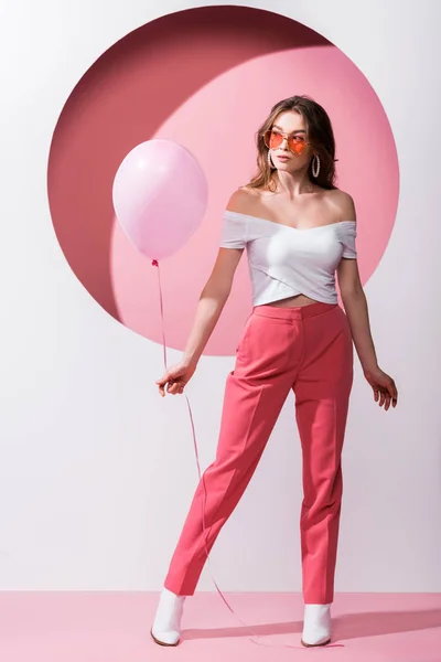 Attraktive Frau Mit Luftballon Auf Rosa Und Weißen — Stockfoto