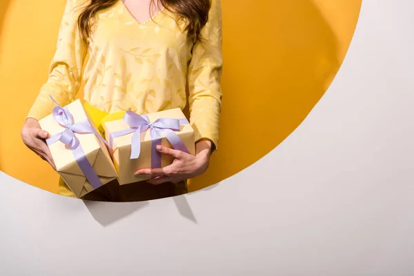 Vista Recortada Mujer Sosteniendo Regalos Naranja Blanco —  Fotos de Stock