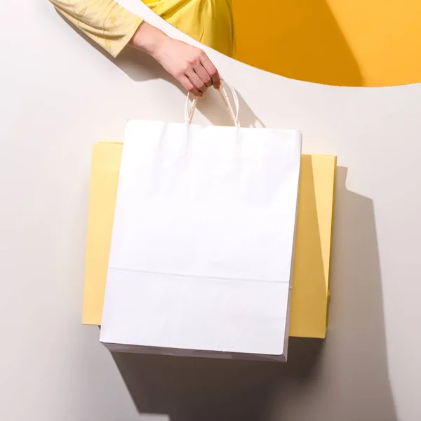 Vista Recortada Mujer Sosteniendo Bolsas Compras Naranja Blanco — Foto de Stock