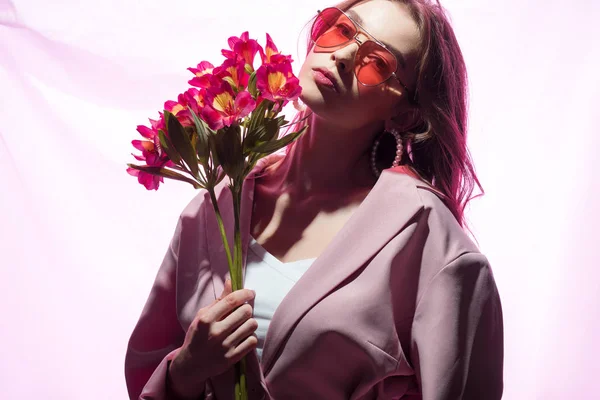 Beautiful Woman Sunglasses Holding Flowers White — ストック写真