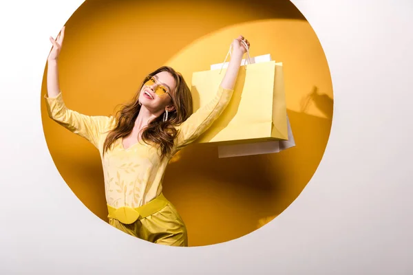 Positiv Kvinna Solglasögon Håller Shoppingpåsar Orange Och Vitt — Stockfoto