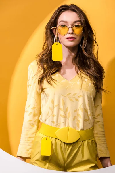 Junge Frau Mit Sonnenbrille Mit Leerem Preisschild Auf Gelb Und — Stockfoto