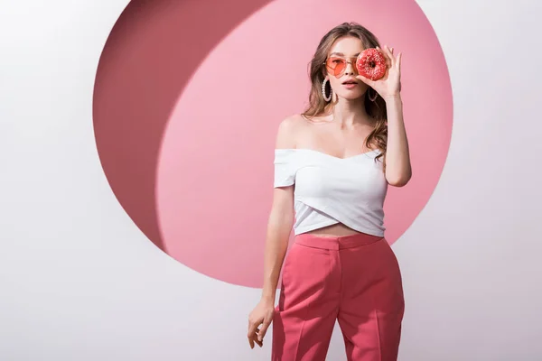 Aantrekkelijk Meisje Bedekking Gezicht Met Lekkere Donut Staan Roze Wit — Stockfoto