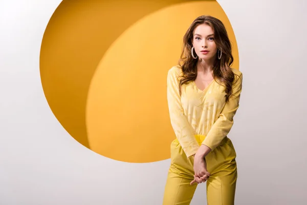 Pretty Young Woman Looking Camera Standing Orange White — Stock Photo, Image