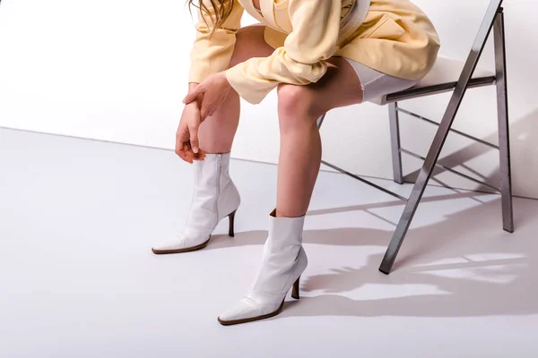 Vista Recortada Mujer Sentada Silla Blanco — Foto de Stock