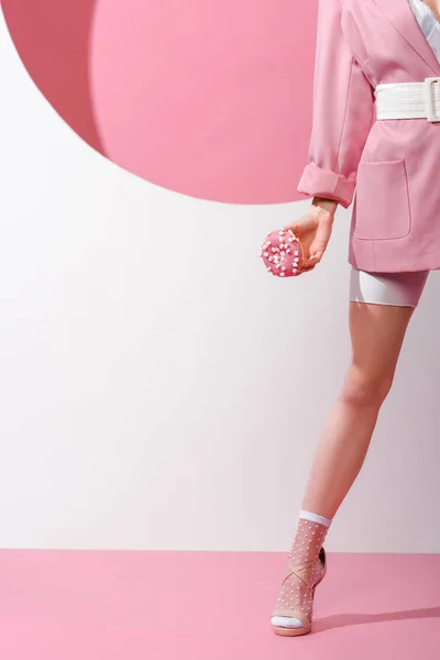 Обрізаний Вид Жінки Стоїть Тримає Солодкий Пончик Рожевому Білому — стокове фото