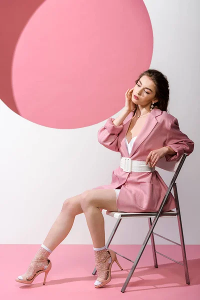 Elegante Donna Blazer Con Cintura Seduta Sulla Sedia Bianco Rosa — Foto Stock