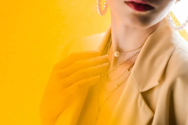 Abgeschnittene Ansicht Eines Mädchens Das Halskette Auf Orange Und Weiß — Stockfoto