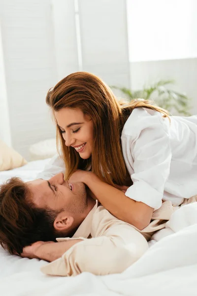 Atraente Sorridente Namorada Abraçando Bonito Namorado Apartamento — Fotografia de Stock