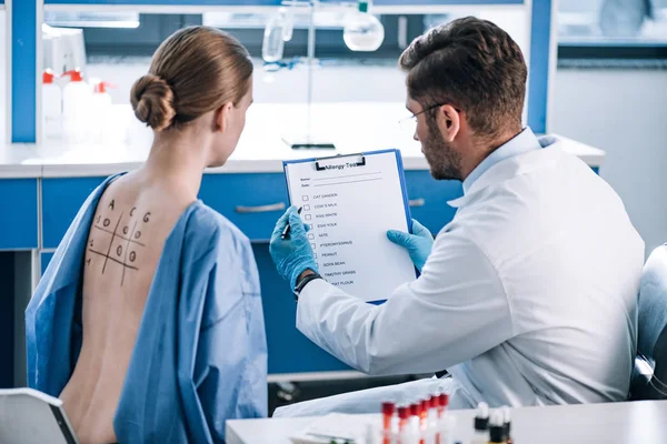 Selective Focus Allergist Holding Clipboard Woman Marked Back — Stock Photo, Image