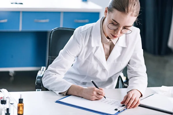 Atraente Alergista Segurando Caneta Perto Área Transferência Com Checklist — Fotografia de Stock