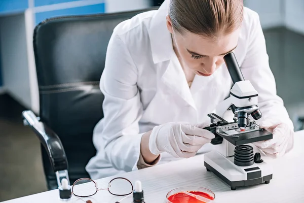 Inmunólogo Mirando Través Del Microscopio Cerca Las Gafas Mesa — Foto de Stock