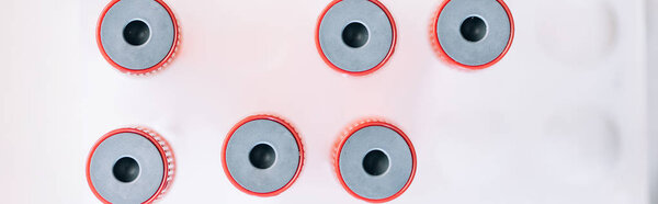 панорамный снимок красных пробирки с образцами
 