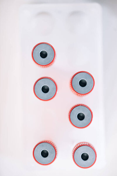 верхний вид красных пробирки с образцами
 