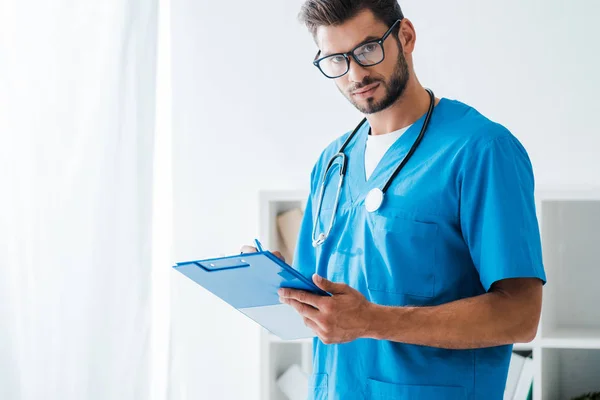 Handsome Confident Veterinarian Writing Clipboard While Looking Camera — Stock Photo, Image