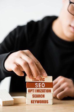 seo yöneticisinin seçici odak noktası trafik illüstrasyonuyla ahşap dikdörtgen tutuyor 