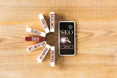 Ahşap dikdörtgenlerin üst görünümü, seo ve seo illüstrasyonlu akıllı telefon kavramları. 