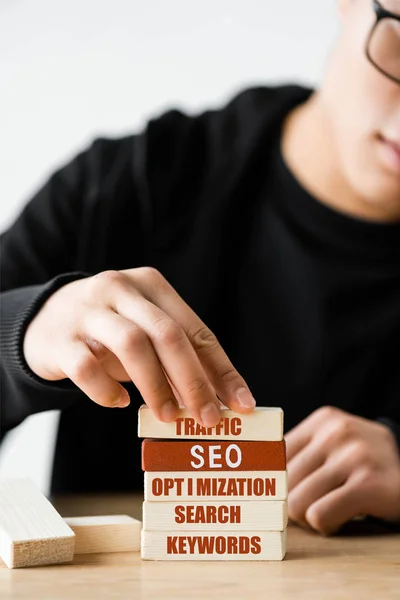 Selective Focus Seo Manager Holding Wooden Rectangle Traffic Illustration — Stock Photo, Image