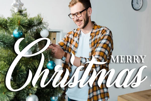 Hombre Barbudo Feliz Gafas Que Adornan Árbol Navidad Oficina Con — Foto de Stock