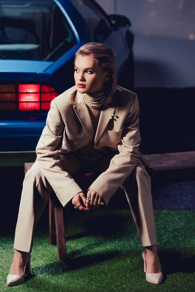 Mujer Atractiva Elegante Traje Sentado Banco Madera Cerca Coche Retro — Foto de Stock