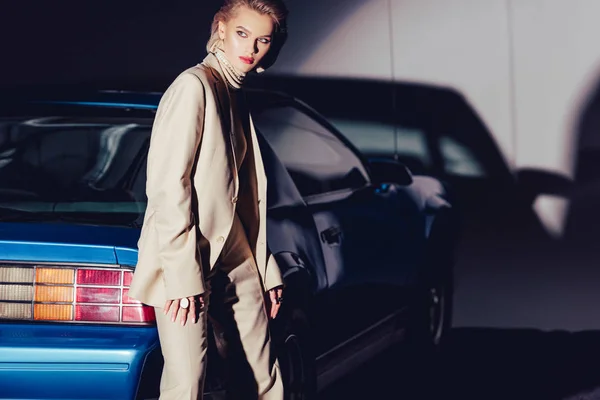 Mujer Atractiva Elegante Traje Pie Cerca Coche Retro — Foto de Stock