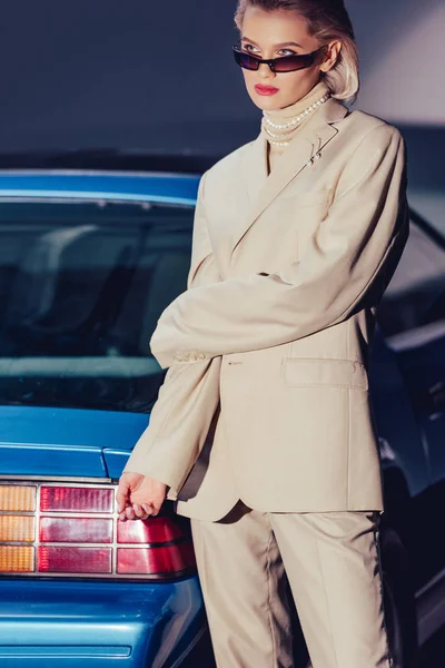 Mujer Atractiva Elegante Traje Gafas Sol Pie Cerca Coche Retro — Foto de Stock