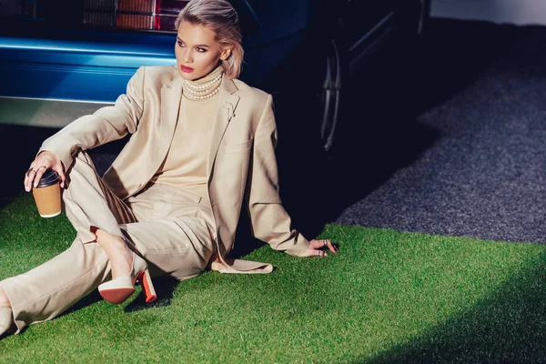 Mujer Atractiva Elegante Traje Sentado Cerca Coche Retro Sosteniendo Taza —  Fotos de Stock