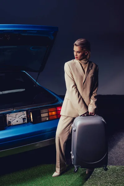 Attractive Stylish Woman Suit Holding Suitcase Standing Retro Car — Stock Photo, Image