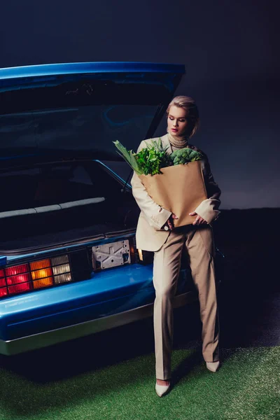 Attrayant Élégant Femme Costume Debout Près Voiture Rétro Tenant Sac — Photo