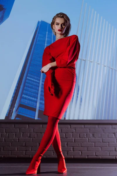 Mujer Atractiva Elegante Vestido Rojo Fondo Ciudad —  Fotos de Stock