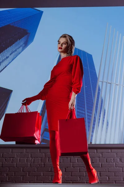Vedere Unghi Scăzut Femeii Atractive Elegante Rochie Roșie Care Deține — Fotografie, imagine de stoc