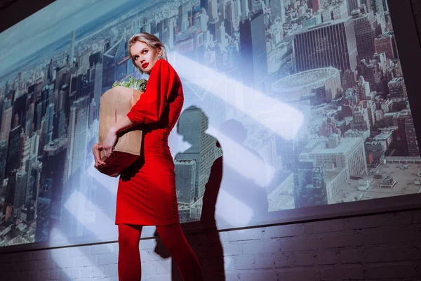 Baixo Ângulo Vista Mulher Atraente Elegante Vestido Vermelho Segurando Saco — Fotografia de Stock