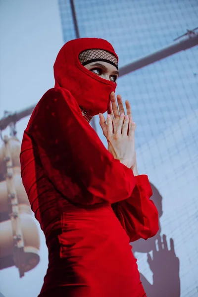 Vista Ángulo Bajo Mujer Con Estilo Vestido Rojo Pasamontañas Fondo — Foto de Stock