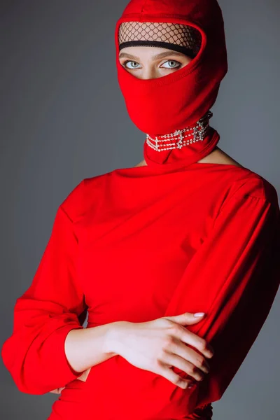 Mujer Elegante Vestido Rojo Pasamontañas Con Brazos Cruzados Aislados Gris — Foto de Stock