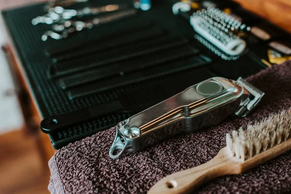 Foco Seletivo Escovas Cabelo Perto Navalha Barbearia — Fotografia de Stock