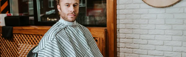 Plano Panorámico Hombre Barbudo Guapo Sentado Barbería — Foto de Stock