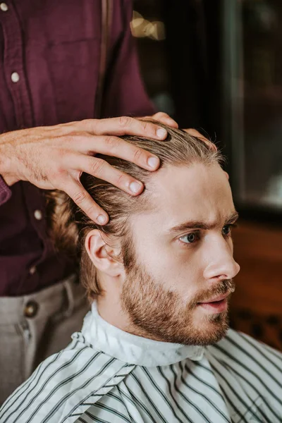 Hombre Barbudo Guapo Sentado Barbería Cerca Barbero — Foto de Stock