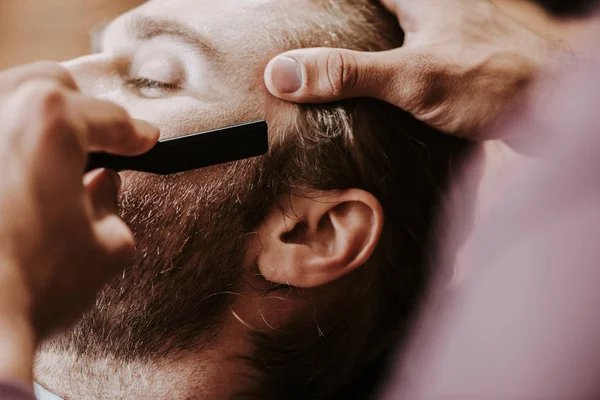 Recortado Vista Barbero Afeitado Barbudo Hombre Con Maquinilla Afeitar — Foto de Stock