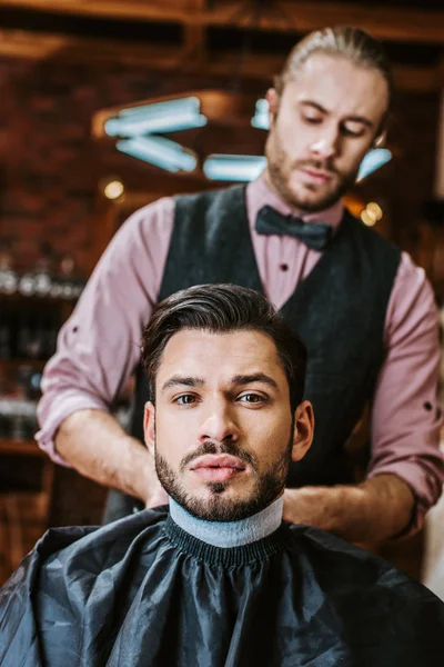 Selektiver Fokus Friseur Fixierung Kragen Den Hals Des Mannes — Stockfoto