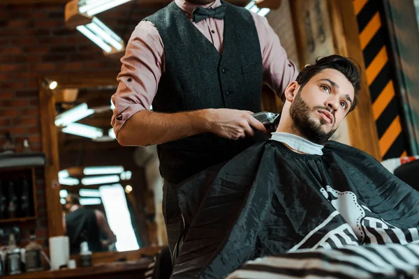 Elegante Barbeiro Segurando Aparador Enquanto Styling Cabelo Homem — Fotografia de Stock