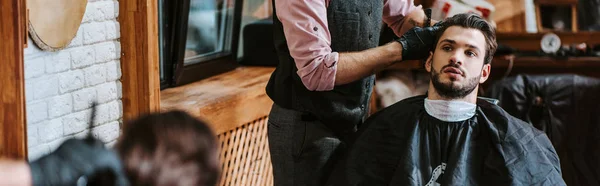 Plano Panorámico Peluquero Cerca Hombre Guapo Barbería — Foto de Stock