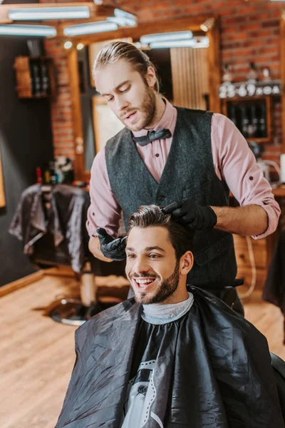 Guapo Peluquero Guantes Látex Negro Tocando Pelo Hombre Feliz Barbería — Foto de Stock