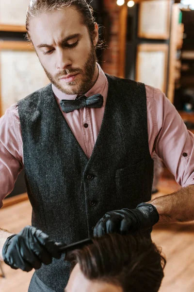 Guapo Peluquero Cepillado Pelo Hombre Barbería — Foto de Stock