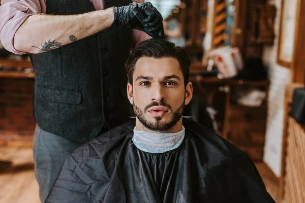 Tattooed Barber Styling Hair Bearded Man Barbershop — Stock Photo, Image