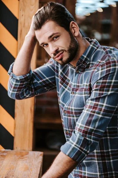 Bonito Barbudo Homem Tocando Cabelo Barbearia — Fotografia de Stock