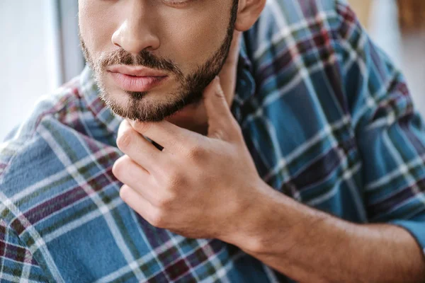 Обрізаний Вид Бородатого Чоловіка Торкається Обличчя Перукарні — стокове фото
