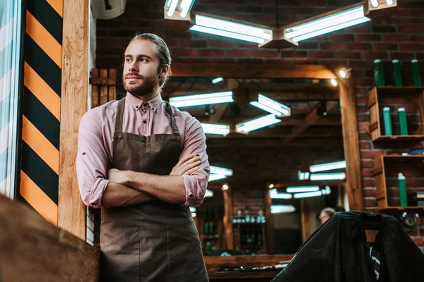 Enfoque Selectivo Barbero Guapo Pie Con Los Brazos Cruzados Mirando — Foto de Stock