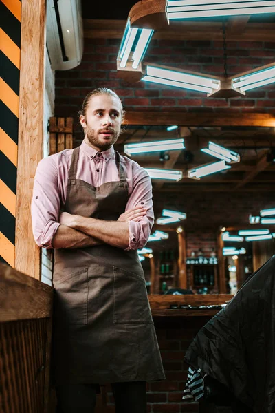 Selective Focus Handsome Barber Apron Standing Crossed Arms — Stock Photo, Image